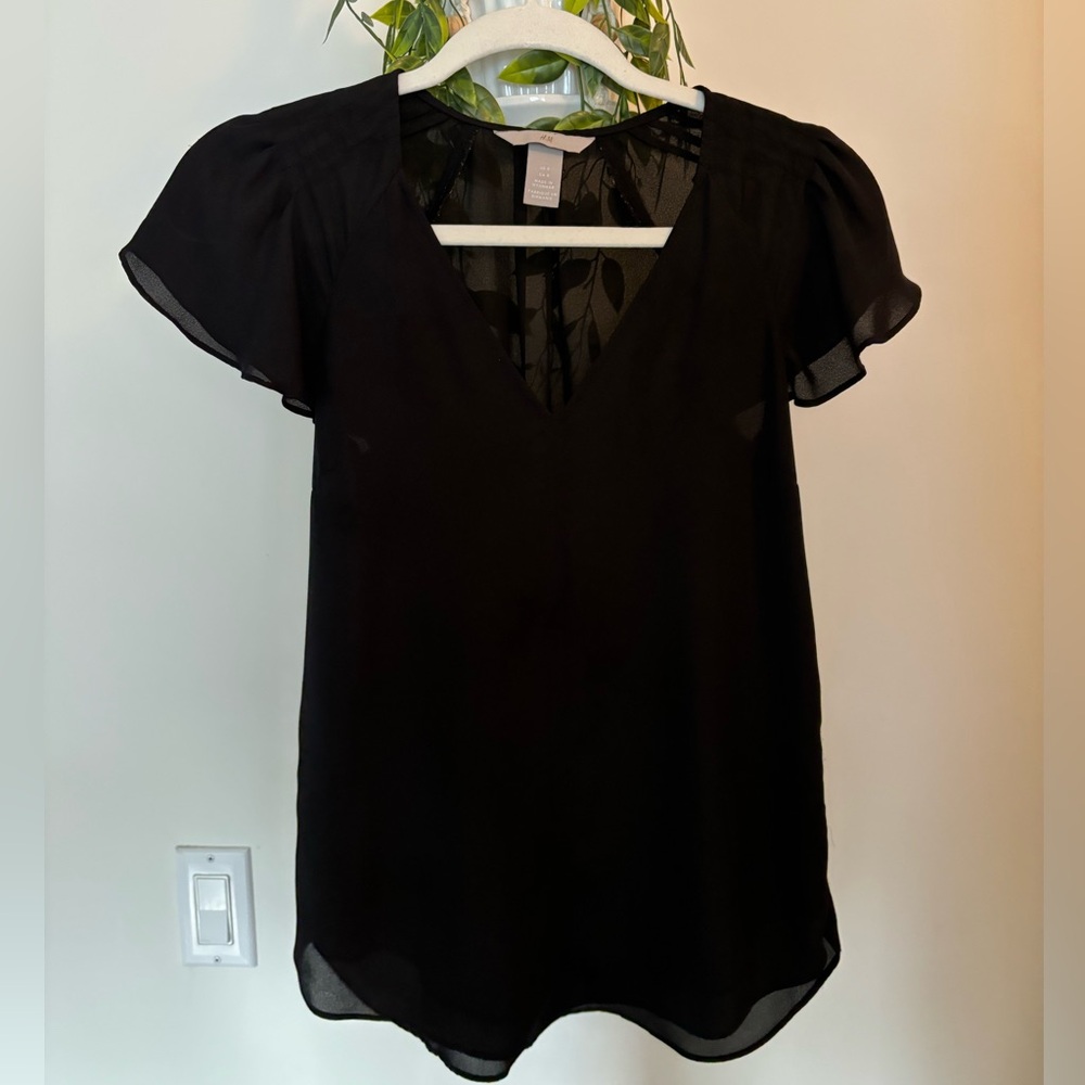 Short sleeve black v neck blouse
